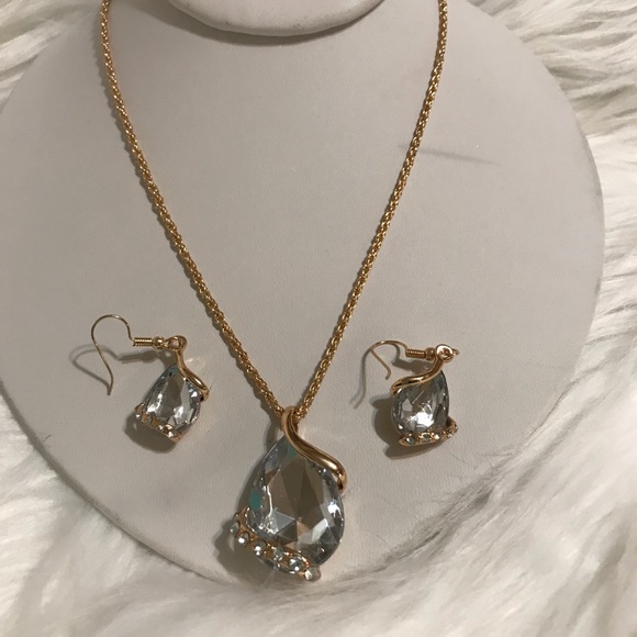 Classy Crystal and rhinestone necklace & Earrings - Picture 3 of 3