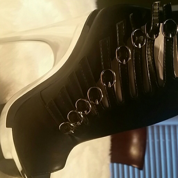 Black |Sleek Peep Toe Booties| - Picture 2 of 4