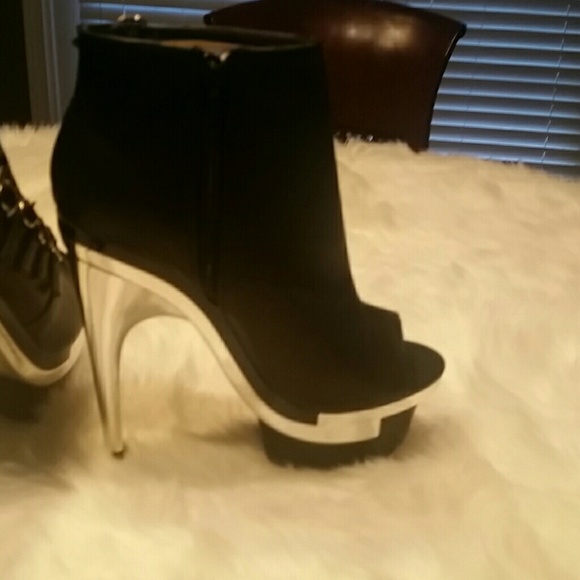 Black |Sleek Peep Toe Booties| - Picture 4 of 4