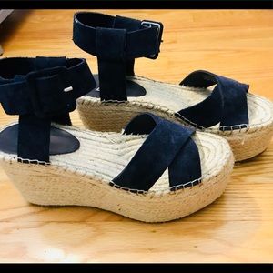 NWOT VELVET BLUE WEDGES 6.5🎉💁🏼👡