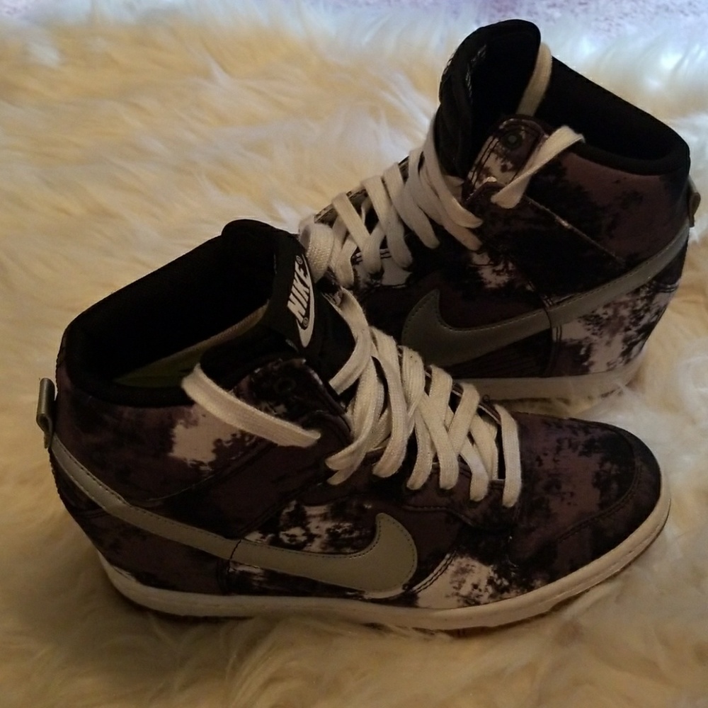 Heeled Nike tennis shoes