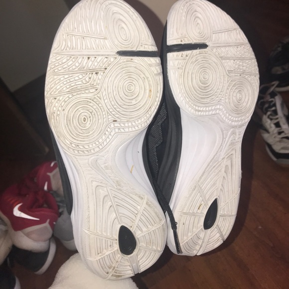 Black and white nike basketball shoes - Picture 3 of 4