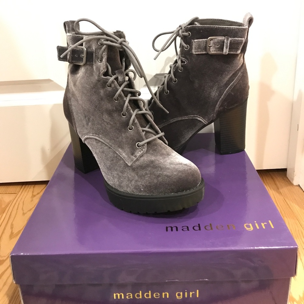 ⭐️Brand new!⭐️ Velvet lace up boots with heel