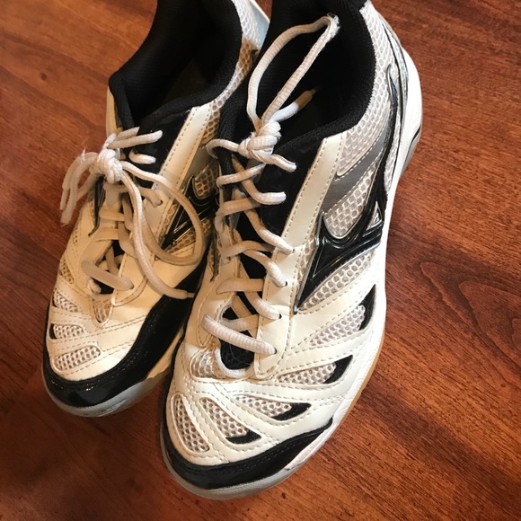 Black and white volleyball shoes - Picture 1 of 4