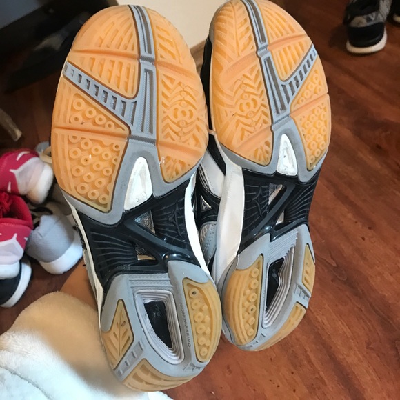 Black and white volleyball shoes - Picture 3 of 4