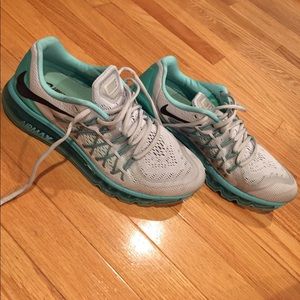 Woman’s Nike airmax