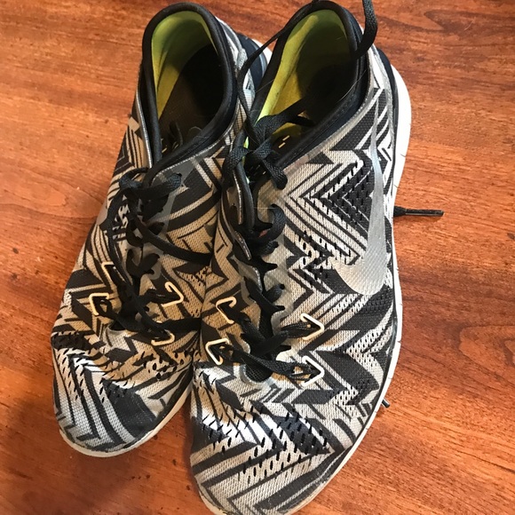 Black and white nike running shoes - Picture 1 of 4