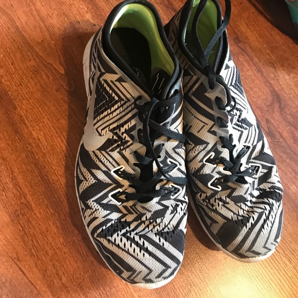 Black and white nike running shoes - Picture 2 of 4