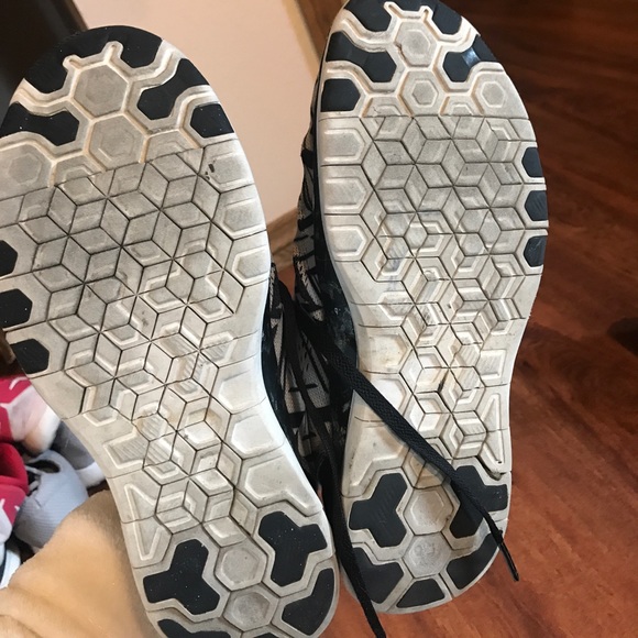 Black and white nike running shoes - Picture 3 of 4