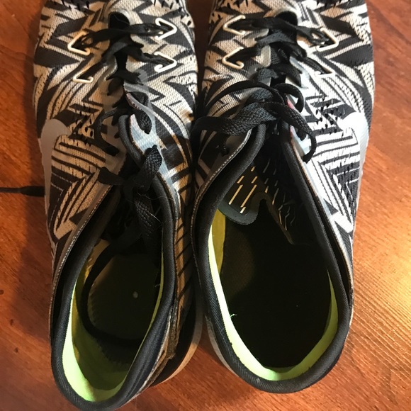 Black and white nike running shoes - Picture 4 of 4