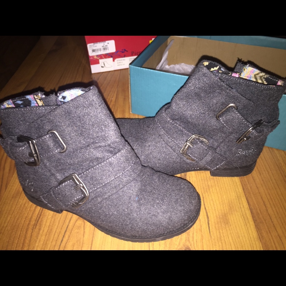 Cute grey girls boots