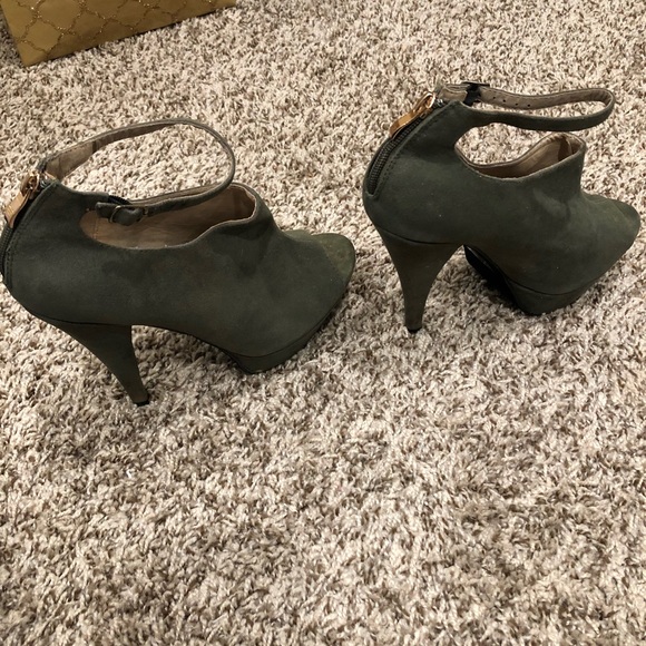Peep toe ankle strap booties - Picture 4 of 5