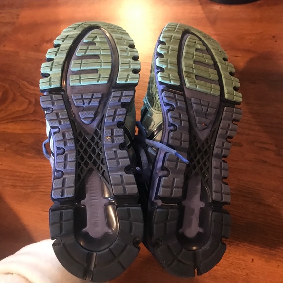 Blue and purple ASICS running shoes - Picture 3 of 4