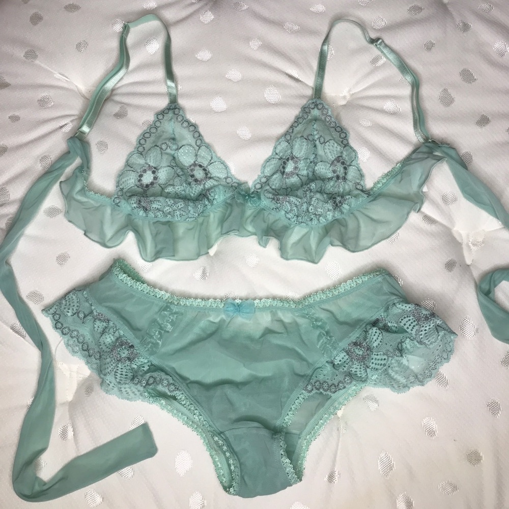 Frederick’s of Hollywood bra & panty set (Medium)