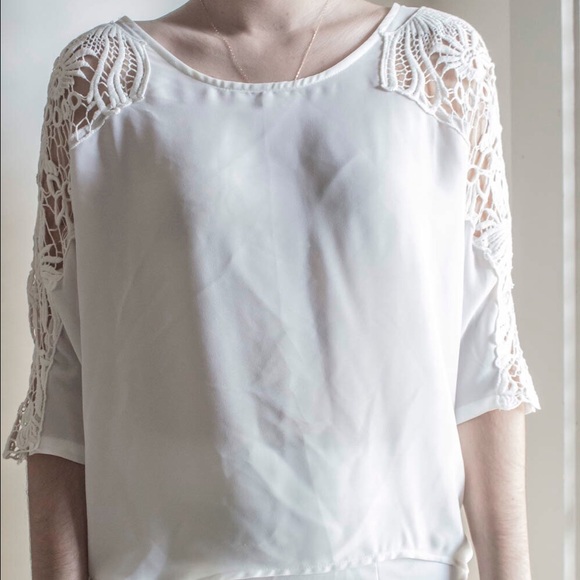 White blouse with patterned sleeve - Picture 1 of 3