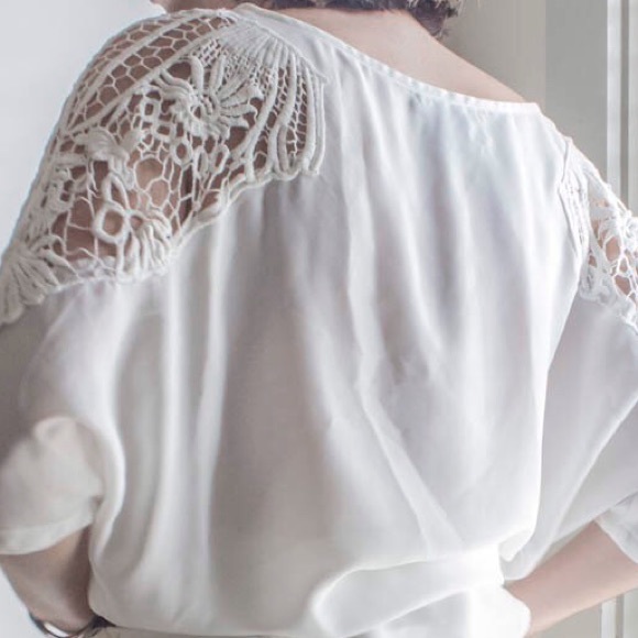 White blouse with patterned sleeve - Picture 2 of 3