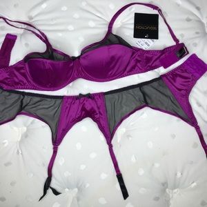 Frederick’s of Hollywood 2piece Bra & garter Belt