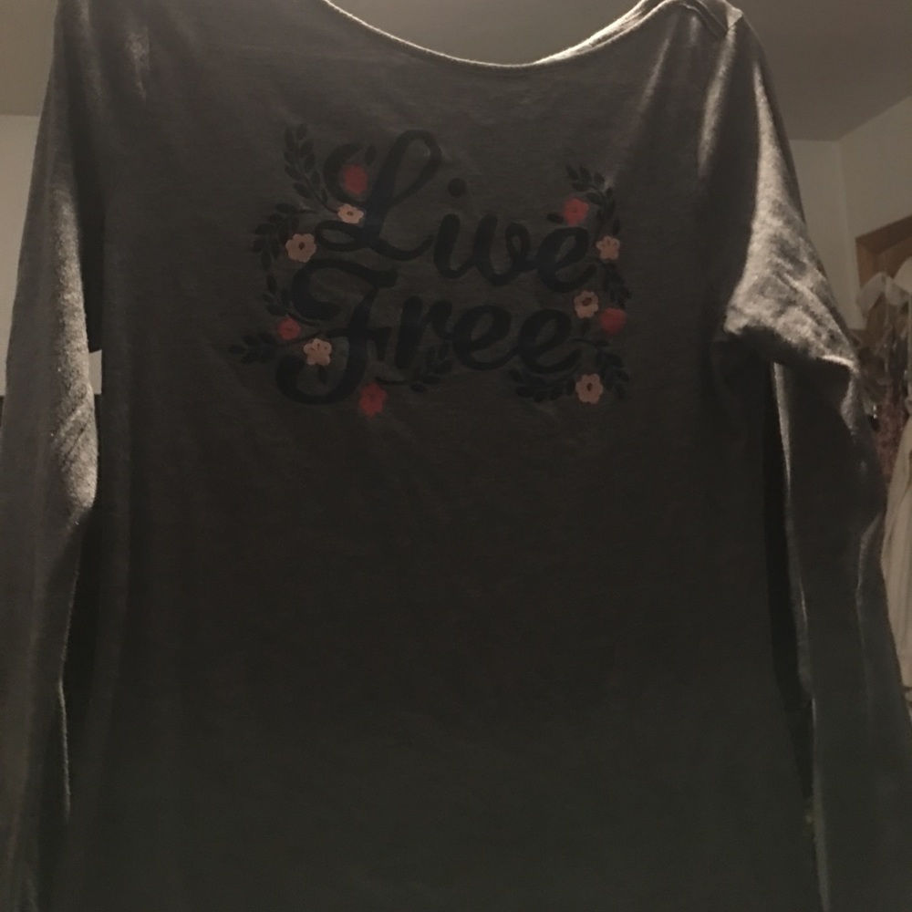 Gray long sleeve tshirt says “Live Free”