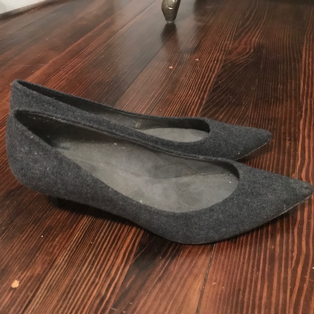 Stuart Weitzman kitten heel pointy toed shoes
