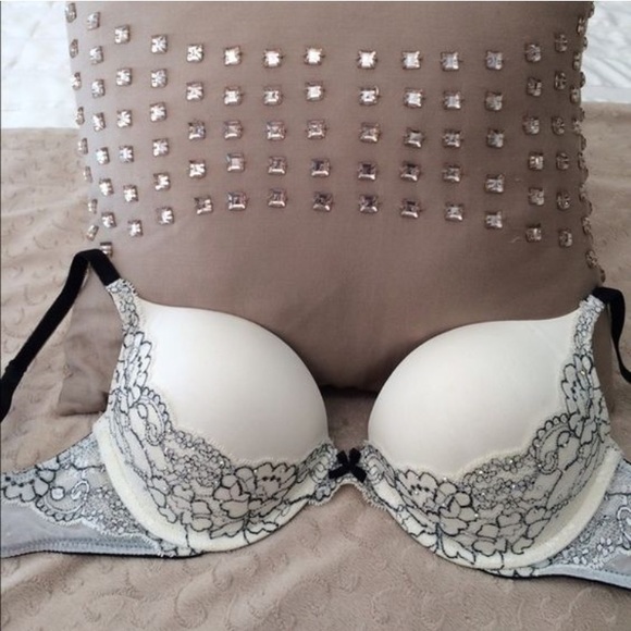 Victoria's Secret Other - RESERVED Victoria's Secret bra