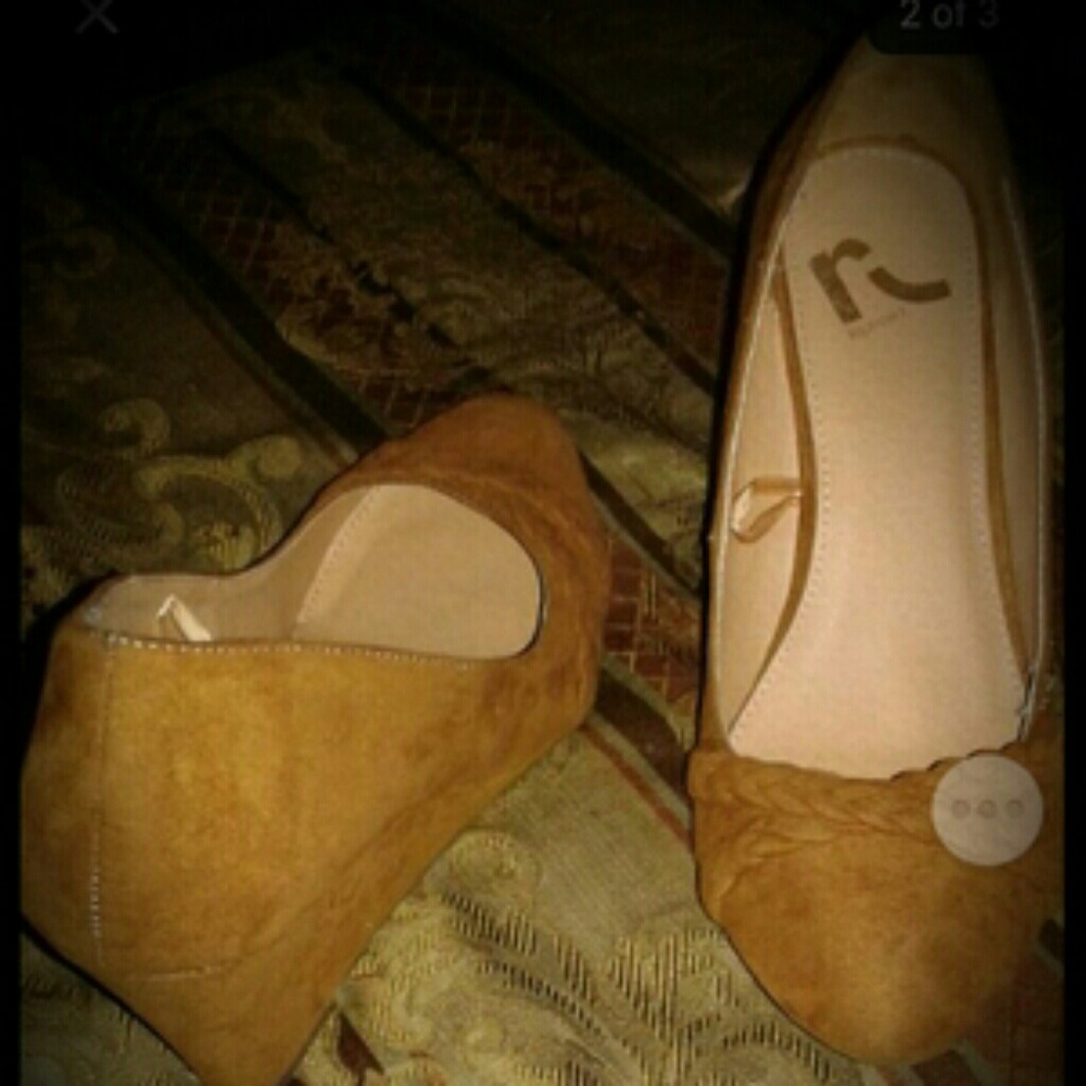 Brand New Women's 7.5 Tan Suede Heels