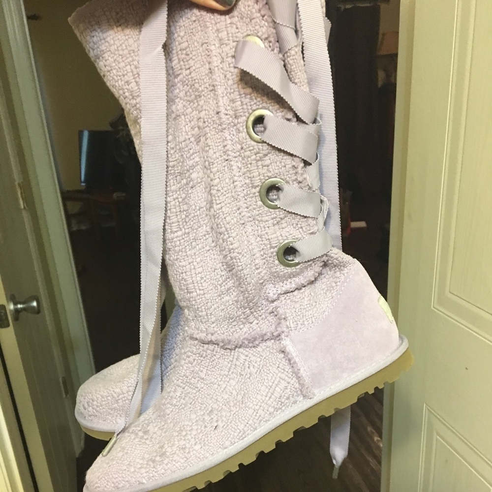 UGGS Heirloom never worn purple/lilac laceup boots