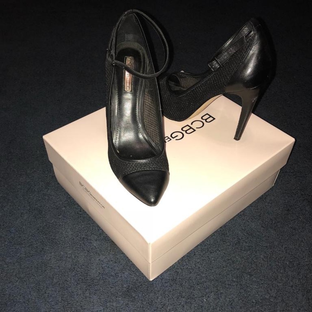 BCBG leather pump