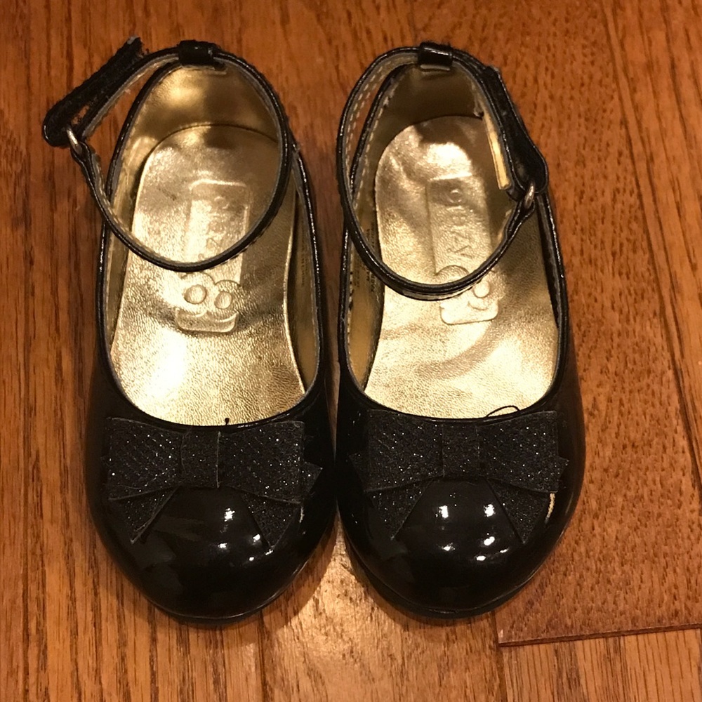 Crazy 8 size 5 patten leather shoe