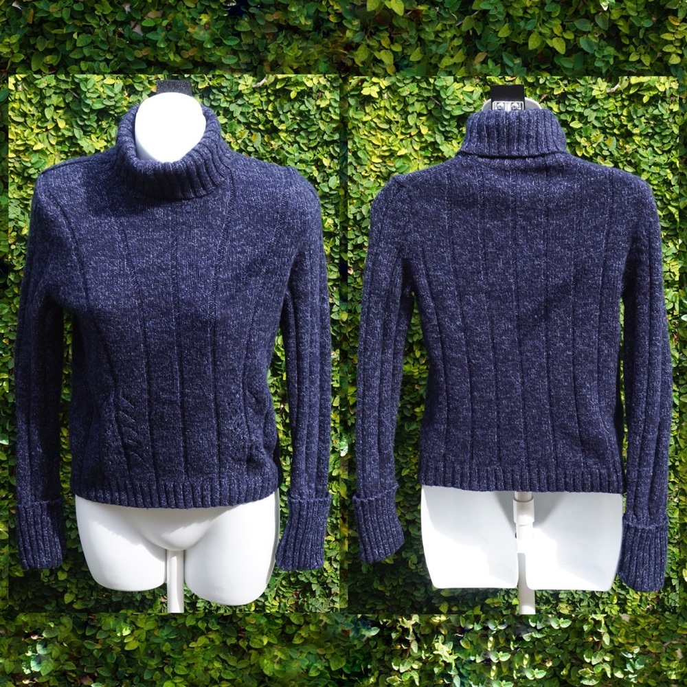 (L) Cable knit turtleneck