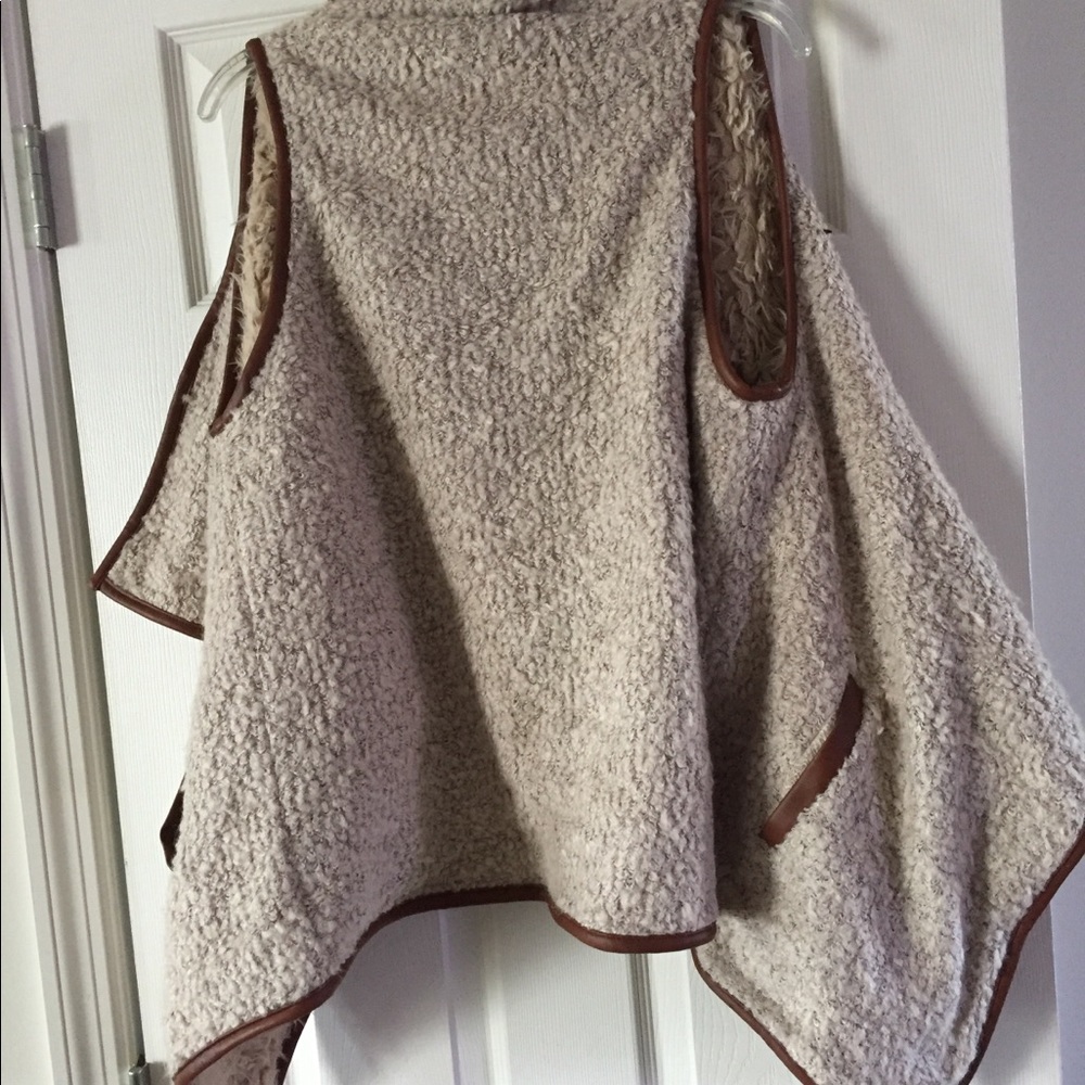 ❌SOLD❌Faux wool fur leather trim vest outwear - Picture 3 of 6