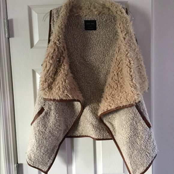 ❌SOLD❌Faux wool fur leather trim vest outwear - Picture 4 of 6