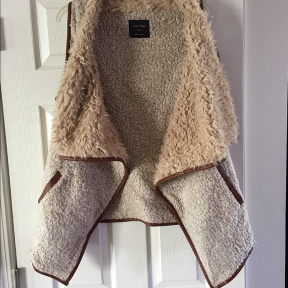 ❌SOLD❌Faux wool fur leather trim vest outwear - Picture 5 of 6