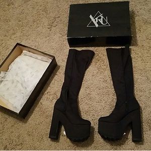 YRU Labyrinth Boots Size 9