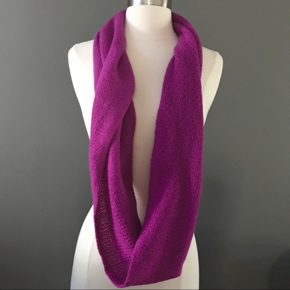 Fuchsia pink knitted cashmere infinity scarf