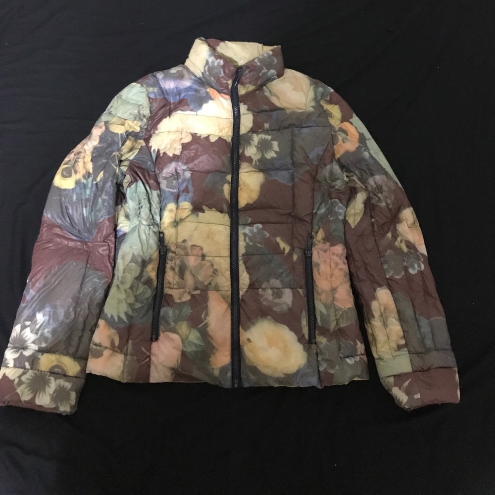 Floral light puffer jacket 🌼🌸🌺