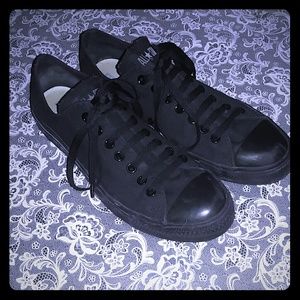 Men's sz 10 black Converse low top