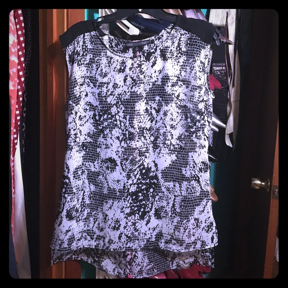 Gorgeous high low sheer tunic w hot pink accent💝