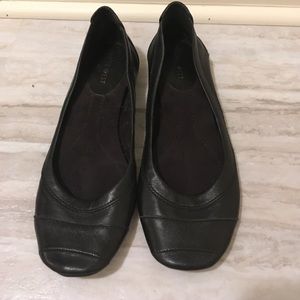 Nine West black leather flats