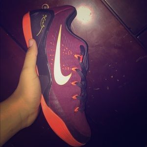 Kobe 9 em “deep garnet”