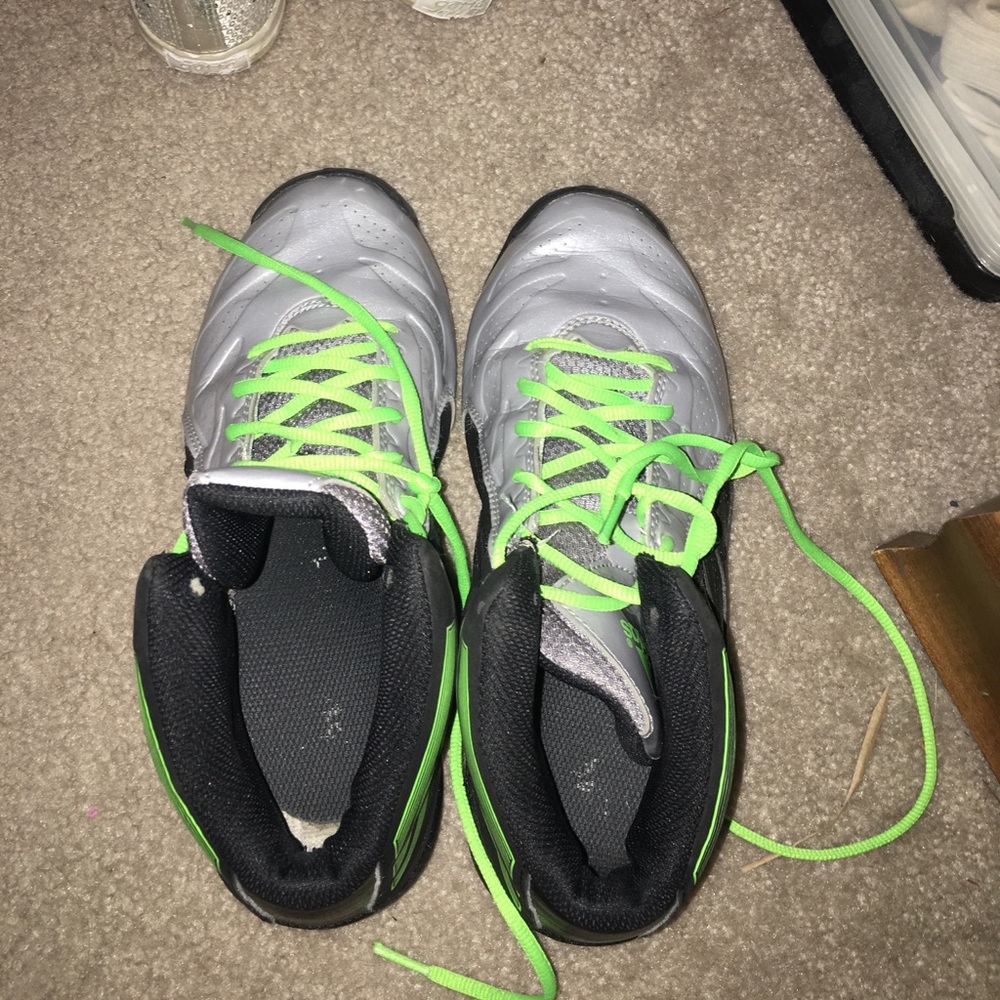 Basketball shoes
