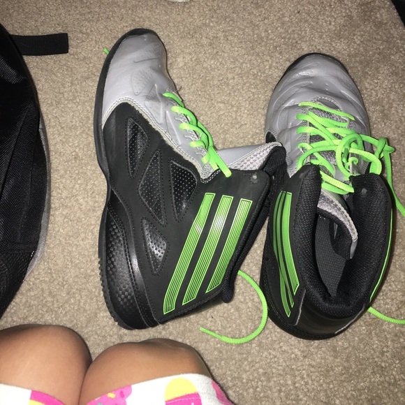 Basketball shoes - Picture 2 of 3