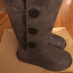 Uggs Bailey Button Triplet NWB chocolate women's 8