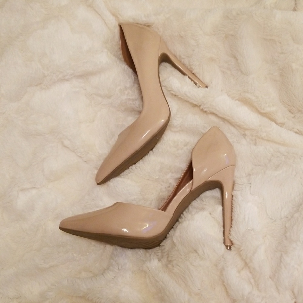 Steve madden nude pumps.