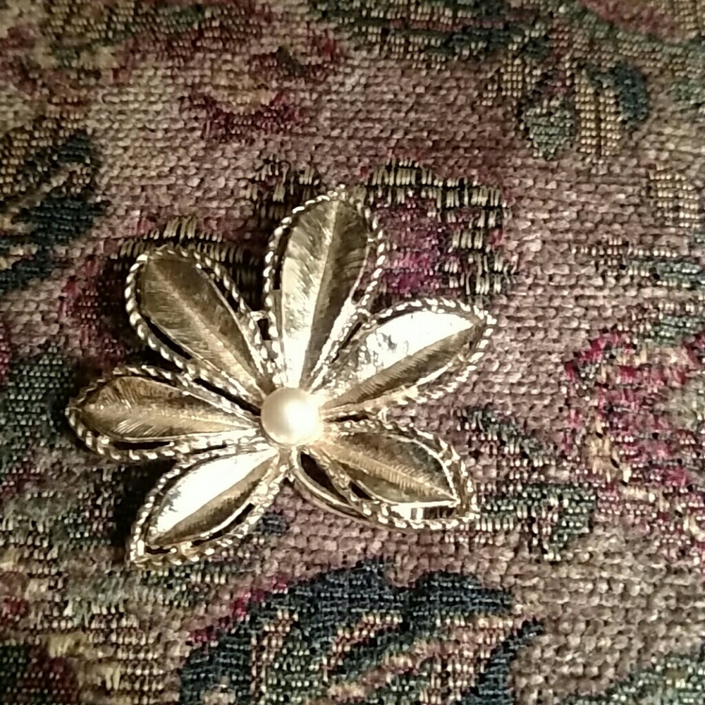 Gold tone leaf brooch with pearl