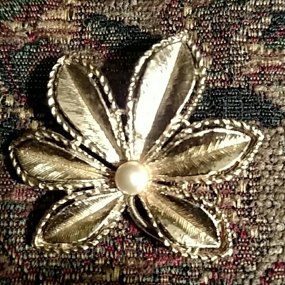 Gold tone leaf brooch with pearl - Picture 2 of 4