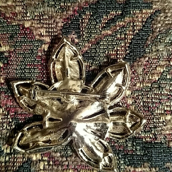 Gold tone leaf brooch with pearl - Picture 3 of 4