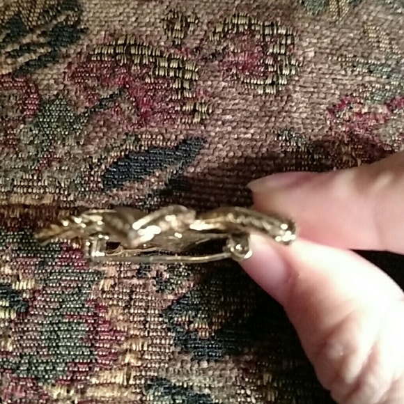 Gold tone leaf brooch with pearl - Picture 4 of 4