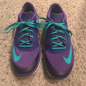 Nike women’s tennis shoes