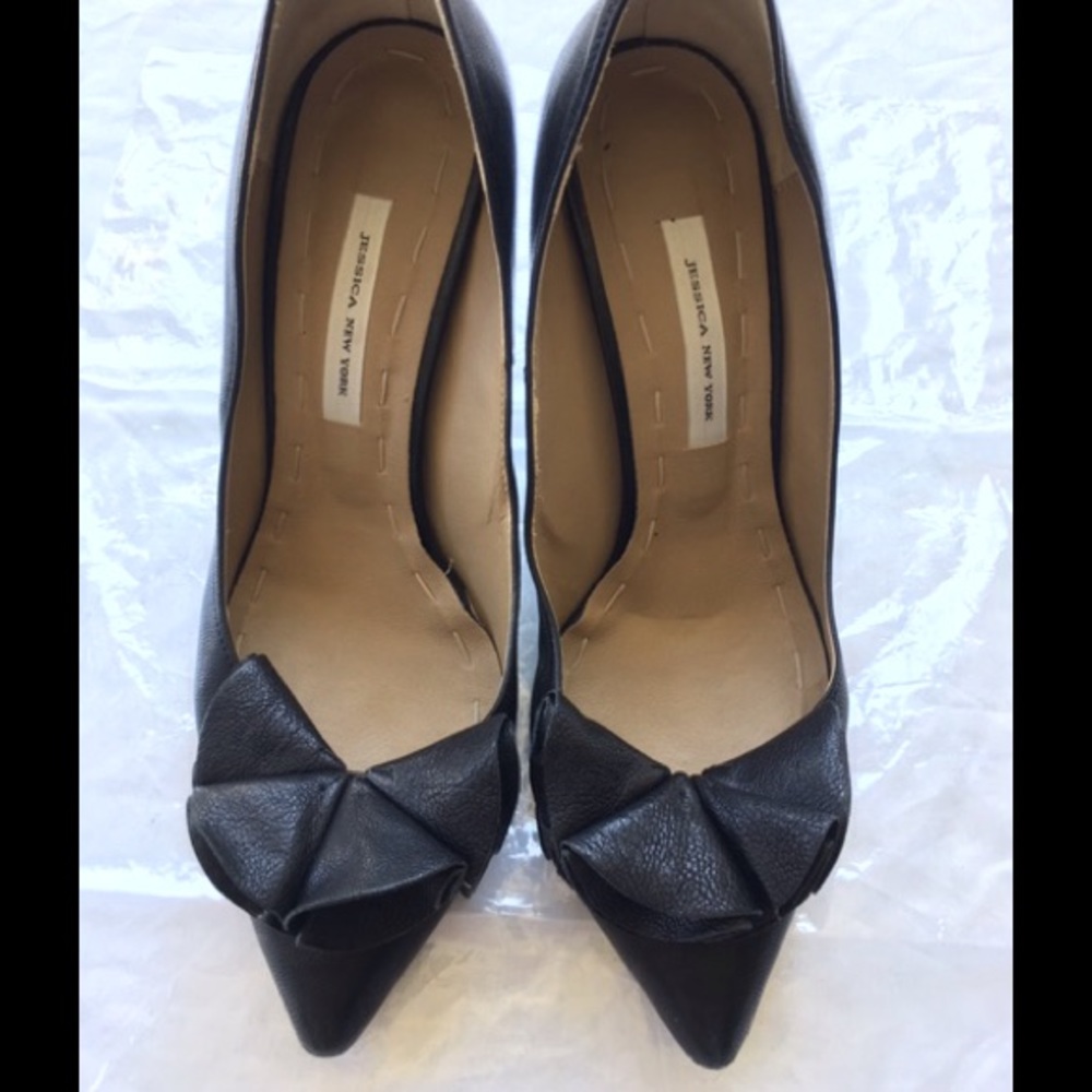 Black points-toe pumps