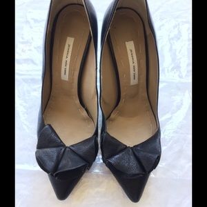 Black points-toe pumps